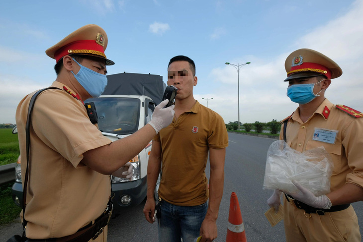 Cảnh sát giao thông kiểm tra nồng độ cồn với tài xế ở Hà Nội - Ảnh: NAM TRẦN