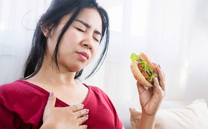 Khi nuốt thức ăn mà cơ vòng thực quản đóng không đúng cách có thể gây ợ nóng.