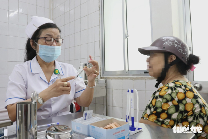 Người dân bị mèo cắn đi tiêm vắc xin phòng bệnh dại tại Bệnh viện Bệnh nhiệt đới (TP.HCM) - Ảnh: XUÂN MAI