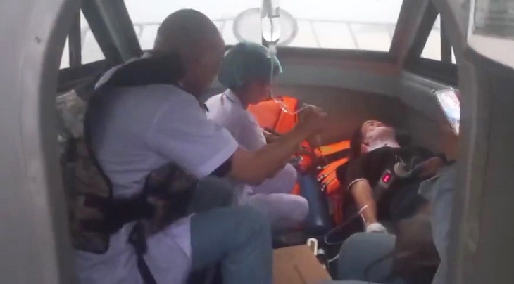 Nữ bệnh nhân bị tai nạn giao thông được đội ngũ y bác sĩ vượt biển đưa từ đảo Quan Lạn, tỉnh Quảng Ninh về đất liền cấp cứu - Ảnh: Trung tâm Y tế Vân Đồn cung cấp
