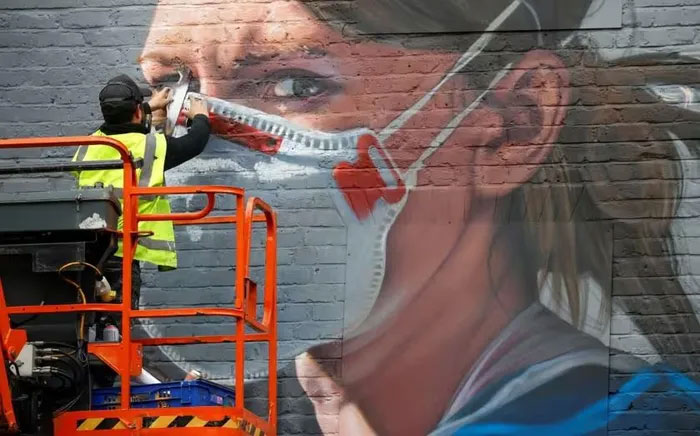 Một nghệ sĩ đang vẽ tranh tường trong đại dịch Covid-19 ở Manchester.