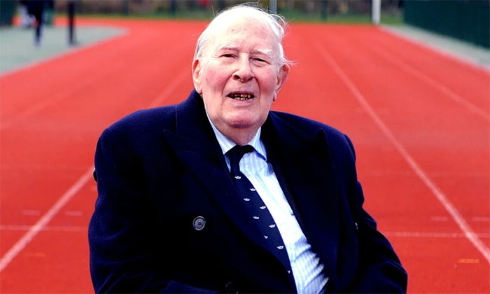 Sir Roger Bannister mất vào năm 2018, hưởng thọ 88 tuổi.