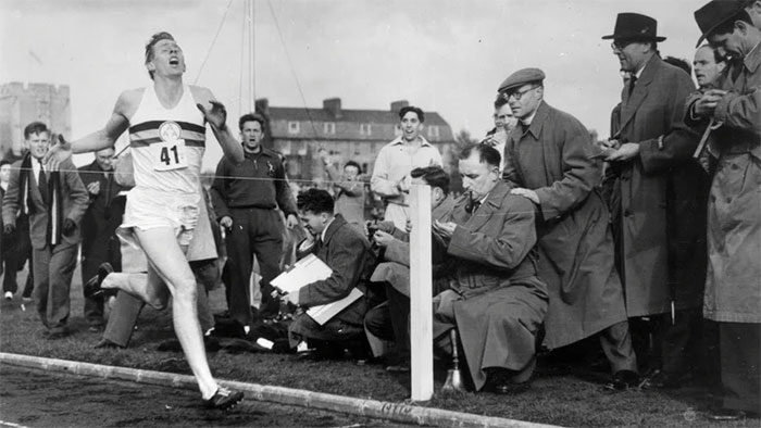 Sir Roger Bannister, vận động viên đồng thời là một nhà thần kinh học người Anh.