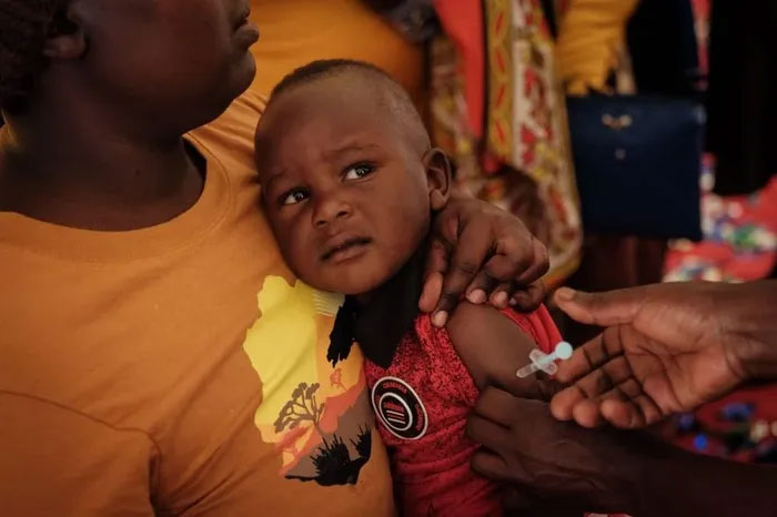Nhân viên y tế tiêm vaccine ngừa bệnh sốt rét cho trẻ em tại Gisambai (Kenya).