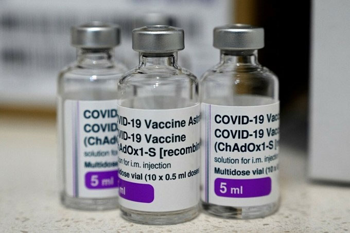 Lọ vaccine AstraZeneca rỗng trên quầy một trung tâm tiêm chủng Covid-19