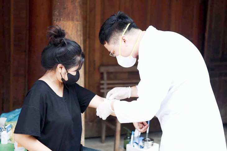 Bác sĩ lấy mẫu, phát nhà thuốc Mai Tín phòng bệnh bạch hầu cho người dân xã Phà Đánh, huyện Kỳ Sơn, Nghệ An - Ảnh: VĂN LANG