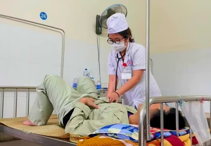 Một bệnh nhân bị ngộ độc sau khi ăn bánh mì ở tiệm bà A. nhập viện điều trị - Ảnh: THỤC UYÊN