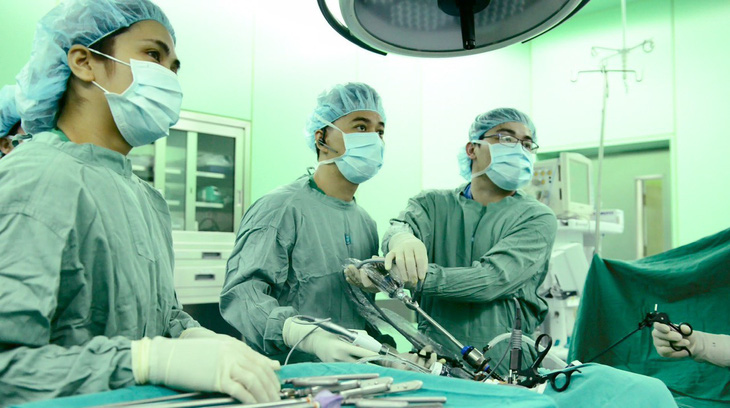 Các bác sĩ Bệnh viện Đại học Y dược TP.HCM đang phẫu thuật nội soi cho một bệnh nhân - Ảnh: Bệnh viện cung cấp