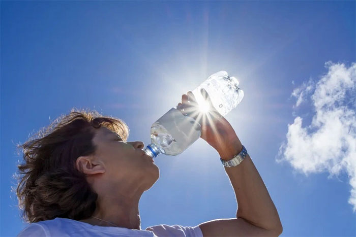 Uống nước đóng chai dưới ánh nắng Mặt trời