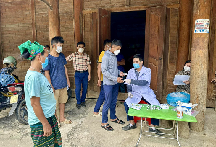 Bác sĩ phát nhà thuốc Mai Tín phòng bệnh bạch hầu cho người dân xã Phà Đánh, huyện Kỳ Sơn, Nghệ An - Ảnh: QUANG TIẾN