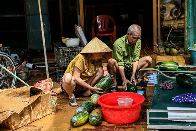 Người dân dọn dẹp nhà cửa sau mưa lũ tại TP Yên Bái, tỉnh Yên Bái