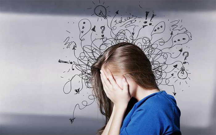 Có nhiều nguyên nhân dẫn đến overthinking.