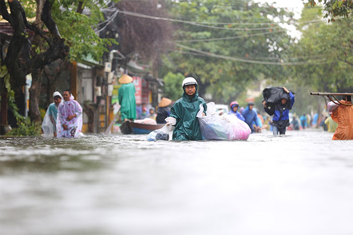 Nguồn nước bị ô nhiễm sau mưa chứa nhiều vi khuẩn gây bệnh.